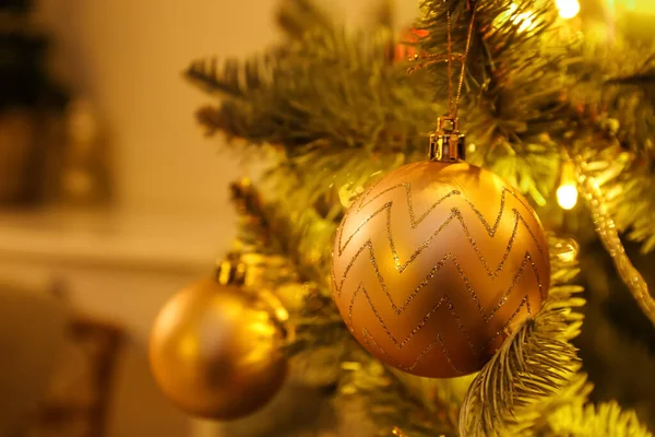 Schön Geschmückter Weihnachtsbaum Zimmer Nahaufnahme — Stockfoto