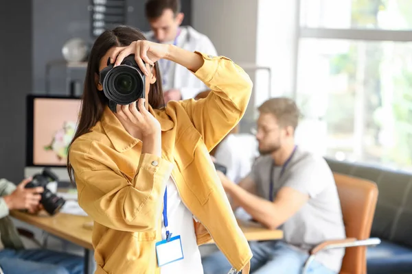 Fotógrafa Feminina Durante Aulas Estúdio — Fotografia de Stock