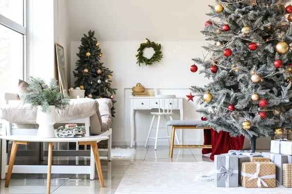 Interieur Van Woonkamer Met Kerstbomen Geschenken — Stockfoto