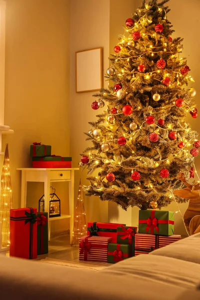 Hermoso Árbol Navidad Con Luces Brillantes Regalos Sala Estar —  Fotos de Stock