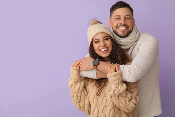 Happy Hugging Couple Winter Clothes Color Background — Stock Photo, Image