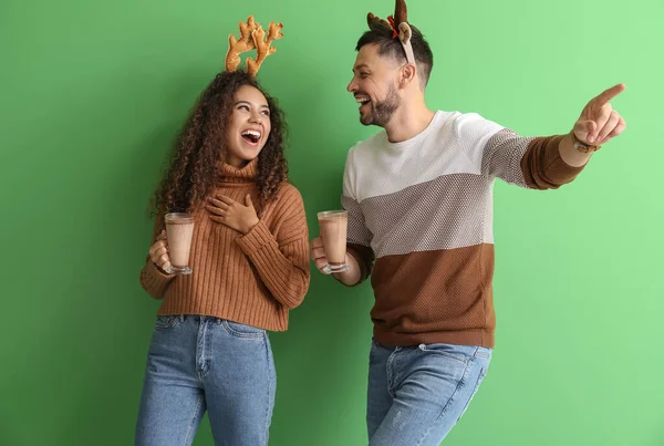 Gelukkig Paar Met Warme Chocolademelk Kleur Achtergrond — Stockfoto