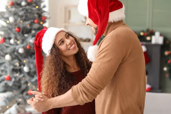 Glückliches Paar Feiert Weihnachten Hause — Stockfoto