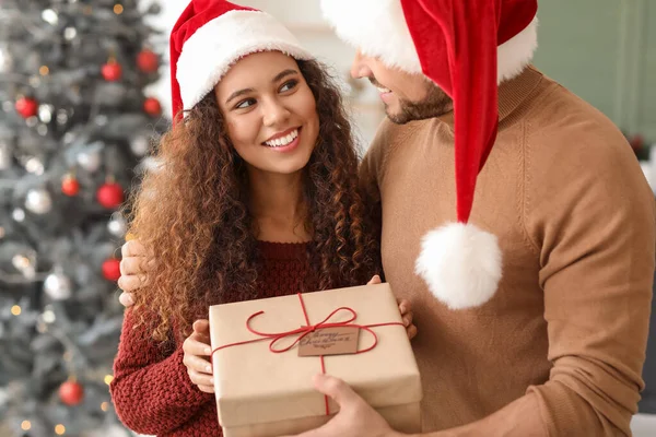 Happy Couple Christmas Gift Home — Stock Photo, Image