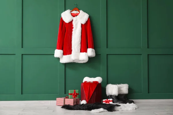 Κρεμάστε Κοστούμι Άγιος Βασίλης Πουφ Καπέλο Μπότες Και Δώρα Χριστουγέννων — Φωτογραφία Αρχείου