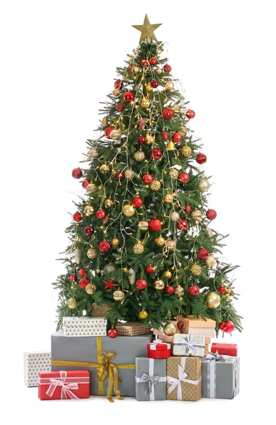 Gyönyörű Díszített Karácsonyfa Ajándékdobozok Elszigetelt Fehér Háttér — Stock Fotó