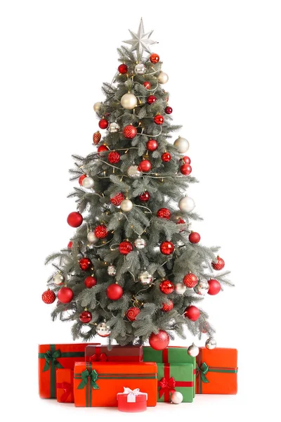 Krásné Zdobené Vánoční Stromek Dárkovými Krabicemi Izolované Bílém Pozadí — Stock fotografie