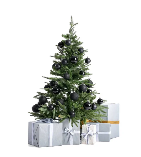 Όμορφο Διακοσμημένο Χριστουγεννιάτικο Δέντρο Κουτιά Δώρο Που Απομονώνονται Λευκό Φόντο — Φωτογραφία Αρχείου