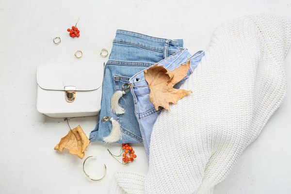 Jeans Suéter Acessórios Elegantes Decoração Outono Fundo Claro — Fotografia de Stock