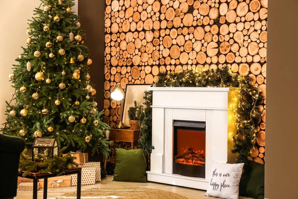 Elegante Interior Con Árbol Navidad Chimenea Decorada — Foto de Stock