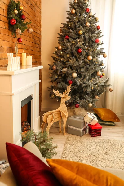有圣诞树和装饰过的壁炉的时髦室内装饰 — 图库照片