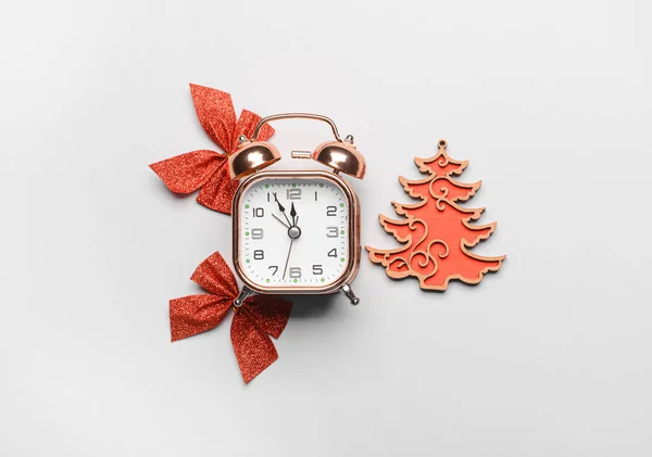 Composition Alarm Clock Christmas Decor Light Background — Stock Photo, Image