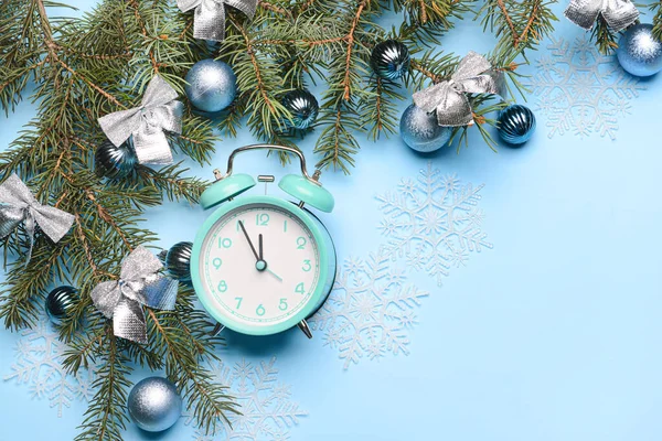 青い背景に目覚まし時計とモミの枝とクリスマスの組成 — ストック写真