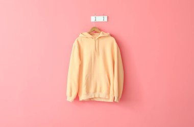 Pembe duvarda asılı modern kapüşonlu