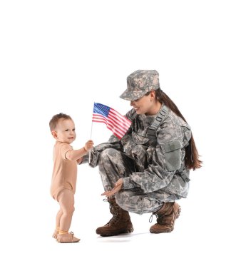 Küçük oğlu ve Amerikan bayrağıyla beyaz üzerinde izole edilmiş bir kadın asker.