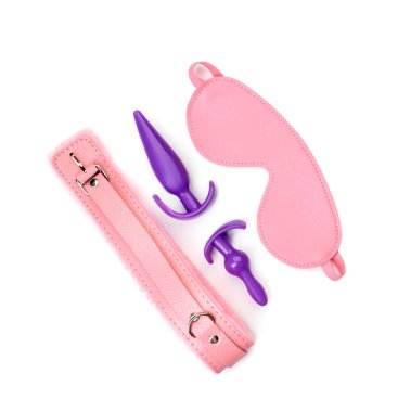 Beyazda izole edilmiş farklı seks oyuncakları.