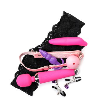 Beyazda izole edilmiş farklı seks oyuncakları.