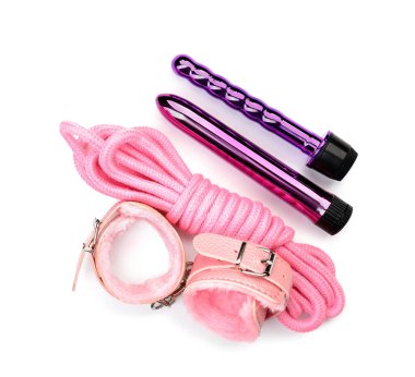 Beyazda izole edilmiş farklı seks oyuncakları.