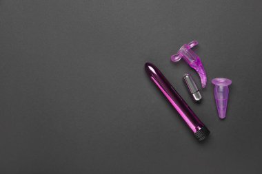 Koyu arka planda farklı seks oyuncakları, üst görünüm