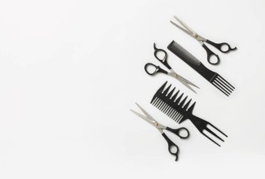 Beyaz arkaplanda makas ve taraklar