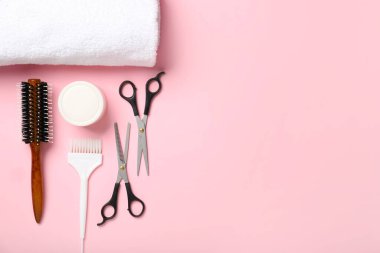 Renk arkaplanı, üst görünüm üzerine kuaför araçları kümesi