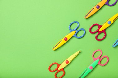 Renk arkaplanında çok makas