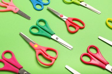 Renk arkaplanında çok makas