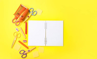Renk arkaplanı üzerinde farklı kırtasiye malzemesi olan kompozisyon