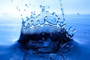 Mavi arkaplanda su damlası