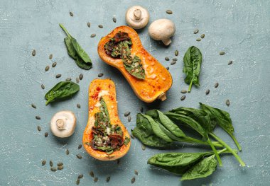 Doldurulmuş balkabakları ve malzemeler yeşil arka planda.