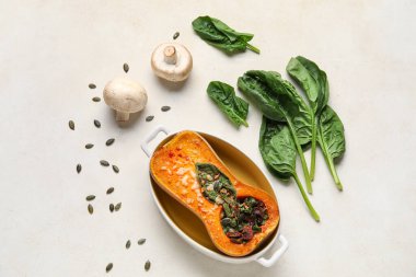 Hafif arka planda içi doldurulmuş balkabağı dolu fırın tabağı