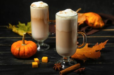 Masada bir bardak lezzetli balkabaklı latte.