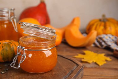 Masada bir kavanoz tatlı kabak reçeli