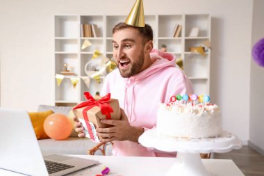 Mutlu adam Coronavirüs salgınından dolayı doğum gününü evde kutluyor.