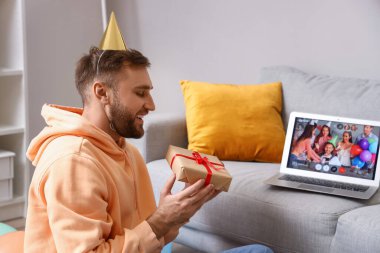 Mutlu adam Coronavirüs salgınından dolayı doğum gününü evde kutluyor.