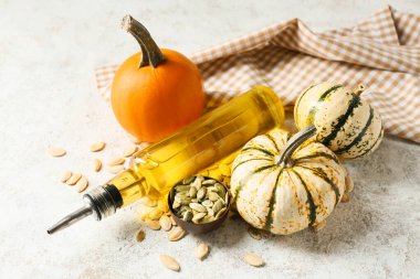 Hafif arka planda kabak tohumu yağıyla şişelenmiş