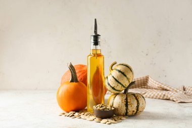 Hafif arka planda kabak tohumu yağıyla şişelenmiş