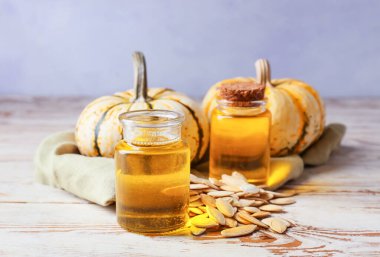 Masanın üzerinde kabak tohumu yağı olan şişeler.