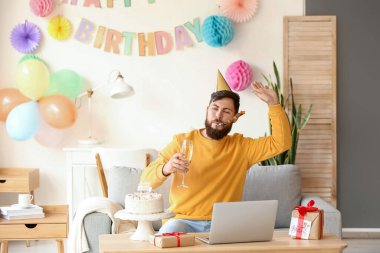 Genç adam Coronavirüs salgınından dolayı doğum gününü evde kutluyor.