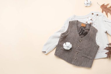 Renkli bebek kıyafetleri ve pamuk çiçekleri.