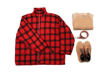 Beyaz arka planda şık kot ceket, kazak, kemer ve ayakkabılar.