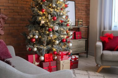 Güzel Noel ağacı ve tuğla duvarın yanındaki koltuklar