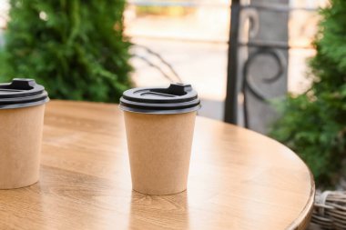 Dışardaki kafedeki masada bir fincan lezzetli latte.