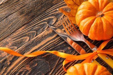 Güzel masa düzenlemeleri, balkabakları ve sonbahar yaprakları ahşap arka planda, yakın plan