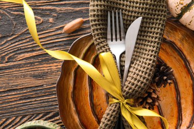 Ahşap arkaplanda şık masa ayarları, yakın plan