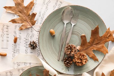 Işık arkaplanı üzerine sonbahar tablosu ayarları ve müzik notaları