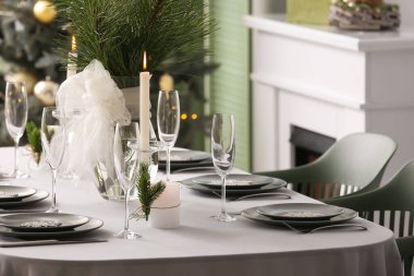 Noel kutlaması için şenlik odasında güzel bir sofrayla yemek masası.