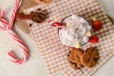 Bir fincan lezzetli kakao, baston şekerleme ve arkaplanda lokum.