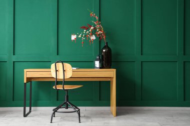 Çin Yeni Yıl kutlamaları için güzel süsleri olan bir masa.