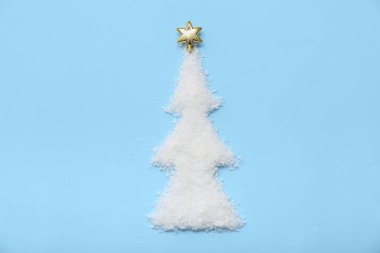 Renkli arka planda kardan yapılmış Noel ağacı